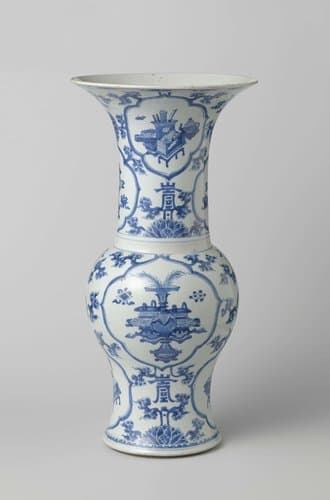 Balustervormige bekervaas met bloemranken en kostbaarheden by anonymous
