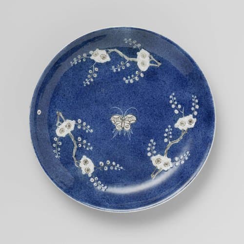 Schotel met bleu poudré, prunustakken en vlinders by anonymous