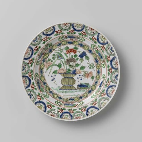 Bord met bloemenmand en kostbaarheden by anonymous