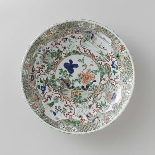 Saucer-dish with (mythological) animals by anonymous
