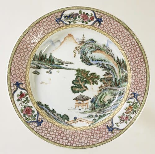 Diep bord met een rivierlandschap met paviljoens, bomen en bergen by anonymous