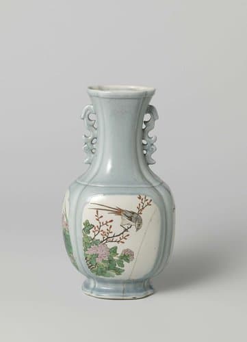 Vaas met bloeiende planten, vogel en vlinder by anonymous