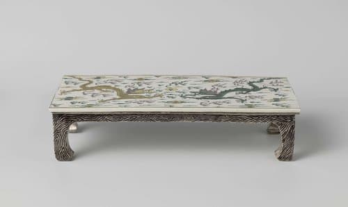 Tafel of standaard met parel najagende draken tussen vlammen by anonymous