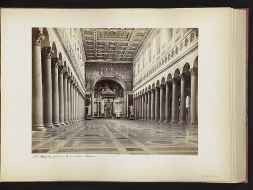 Interieur van de Sint Paulus buiten de Muren te Rome, Italië by anonymous