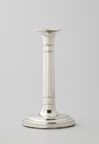 Kandelaar, ovaal, gedecoreerd met ringen by Jacob Hendrik Stellingwerff
