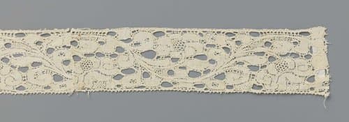 Strook kloskant met golvende bloemenrank by anonymous