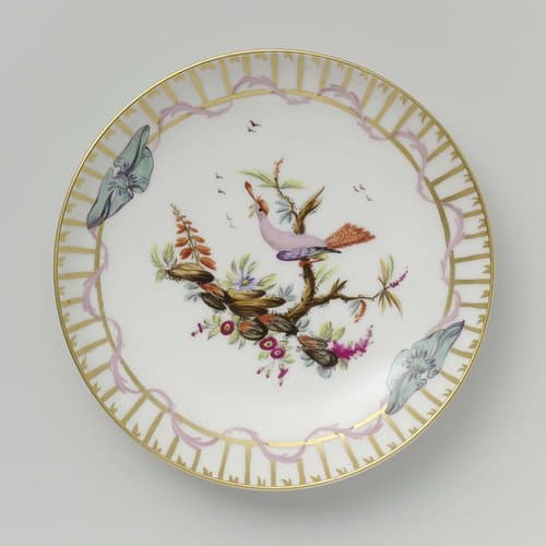 Kop en schotel, veelkleurig beschilderd met een vogel op een tak; rand versierd met gouden bies en verticale strepen, omwonden door een bladslinger. by Weesper porseleinfabriek