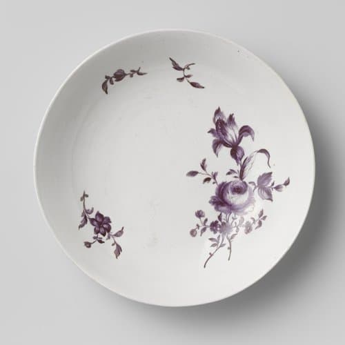 Schotel met bloemboeket en strooibloemen
