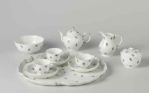 Theeservies bestaande uit een blad, theepot, melkkan, suikerpot, spoelkom en elf koppen en schotels, beschilderd met korenbloemen by Manufacture Oud-Loosdrecht