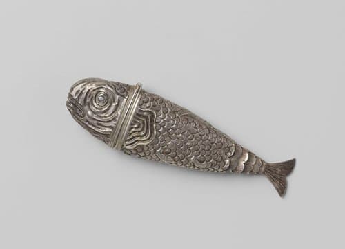 Naaiétui van zilver, in de vorm van een vis met beweegbare staart by anonymous