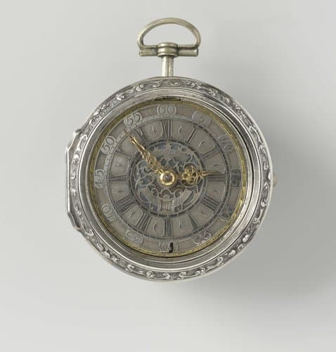Zakhorloge met gedreven voorstelling van twee krijgslieden voor tenten in losse kast by Hermanus Reijnders