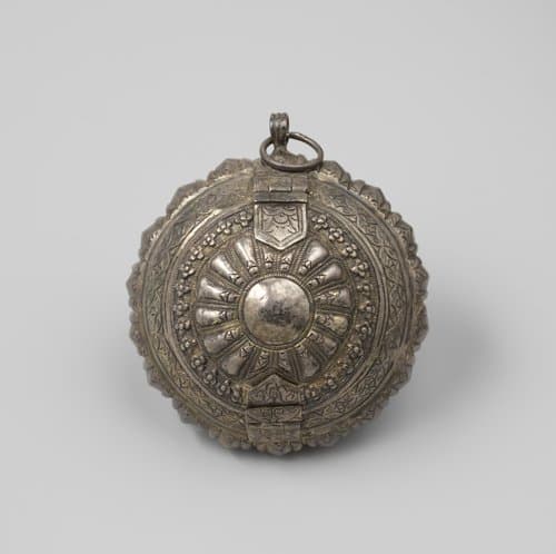 Horloge in sirihdoos by anonymous