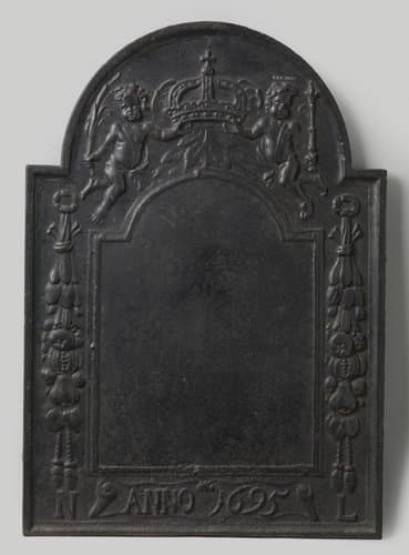 Haardplaat met kroon tussen putti by anonymous