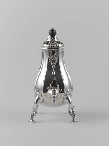 Kraantjeskan van zilver, achthoekig, op vier voluutvormige poten met klokvormige voetjs. Klokvormig handvat van ebbenhout met omlijsting van zilver