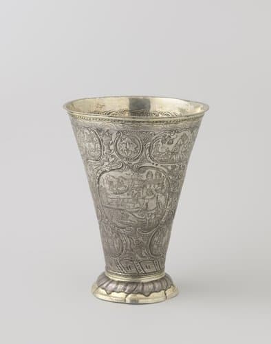 Beker van zilver, gedeeltelijk verguld, op gewelfde voet. Geheel gegraveerd. Vals? by anonymous