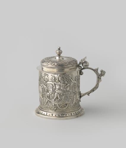 Beker van zilver met oor waarop een gevleugelde vrouwenfiguur by anonymous