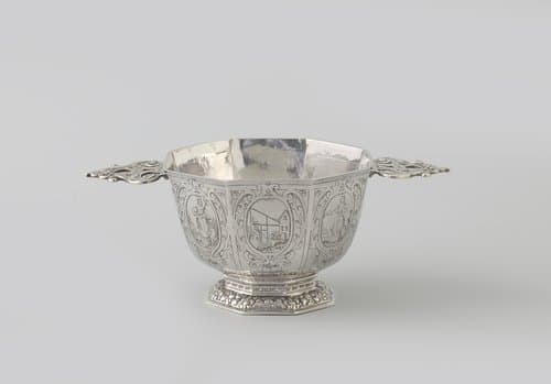 Brandewijnskom van zilver met hoge, achtkantige, gegraveerde cuppa en met twee gegoten horizontale rolwerk oren. Vals?