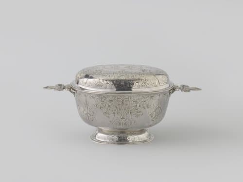 Brandewijnskom met deksel van zilver. Ovale cuppa met twee horizontale oren in de vorm van Franse lelies. Geheel gegraveerd. by anonymous