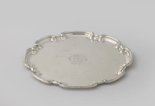 Presenteerblad van zilver met gedecoreerde rand. In het midden een gegraveerd gekroond wapen, mogelijk van de familie Van Bijlandt. by Johannes Bos