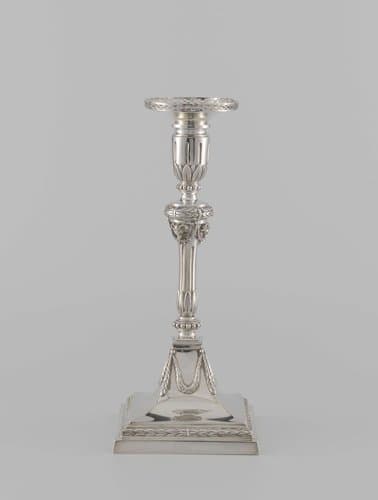 Kandelaar van zilver met vierkante voet en ronde stam, kaarsenhouder en losse vetvanger. by Johannes Henricus Pluygers