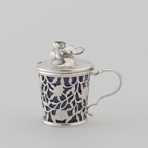 Mosterdpot met opengewerkte wand met gegraveerde bloemtakken by Gerrit Wilhelm Angermond