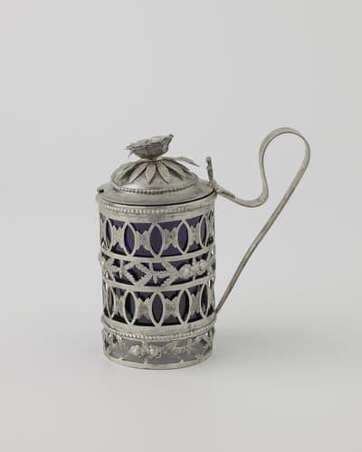 Mosterdpot van zilver, rond, met vier opengewerkte randen. Binnenbak van blauw glas. by anonymous