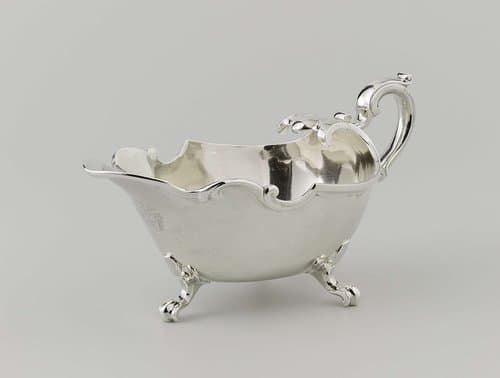 Schelpvormige sauskom op drie gebogen pootjes by François van Stapele