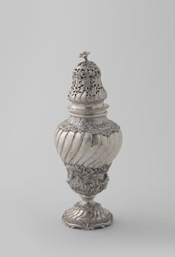 Suikerstrooier van zilver, omgekeerde peervorm op gewelfde voet met getordeerde opengewerkte dop versierd met gedreven rocailles, ranken, bloemen en vogels.