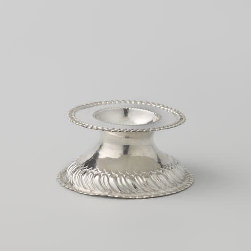Zoutvat van zilver met hooggewelfde voet omgeven door een krans van knorren