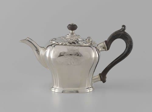 Trekpot van zilver met gekroond spiegelmonogram EE by François van Stapele