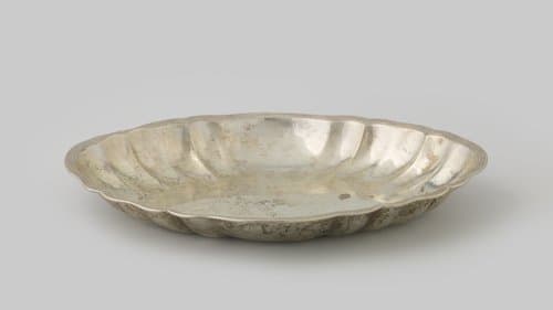 Broodschaal van zilver. Ovaal, met uitgedreven, gezwenkte lobben en een horizontale geschulpte filetrand. by anonymous