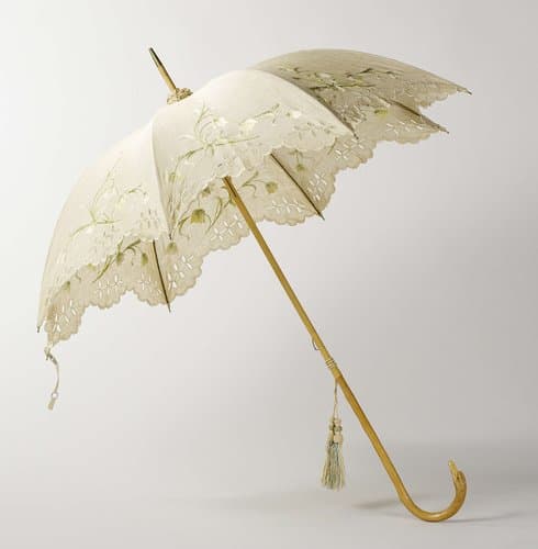 Parasol met dek van écrukleurig linnen met borduurwerk op een stok van licht hout met knop in de vorm van een vogelkop by anonymous