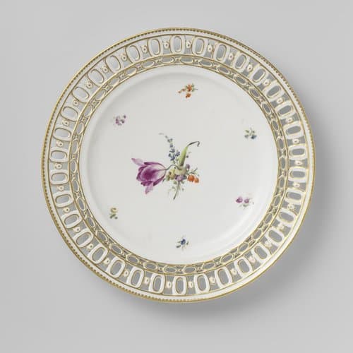 Onderschotel van een notenmand, beschilderd met strooibloemen en gouden biezen by Manufacture Oud-Loosdrecht