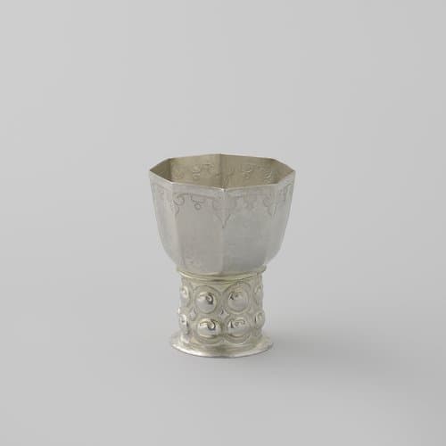 Beker van verguld zilver in de vorm van een achtkantige roemer met bladmotieven langs de liprand. by Andreas Michel
