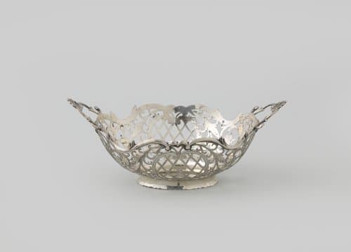 Bonbonmand van zilver, ovaal, in Lodewijk XVe stijl, met opengewerkte wand met bladmotieven by Gerrit Greup