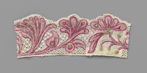 Strook kloskant met blauw en goudkleurig beschilderde bloemen en bladeren by anonymous
