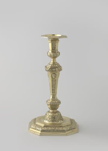 Kandelaar, deel van een paar, van verguld zilver. Versierd op de stam met trofeeën en muziekinstrumenten waarboven profielkoppen in medaillons by Élie Pacot