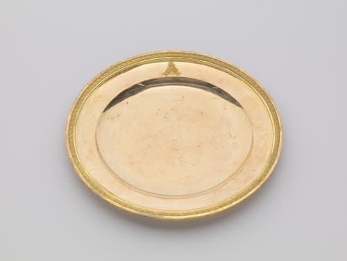 Bord van verguld zilver, met palmetrand. Op het plat het gegraveerde wapen Potemkin. by anonymous