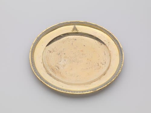 Bord van verguld zilver, met palmetrand. Op het plat het gegraveerde wapen van Potemkin. by anonymous
