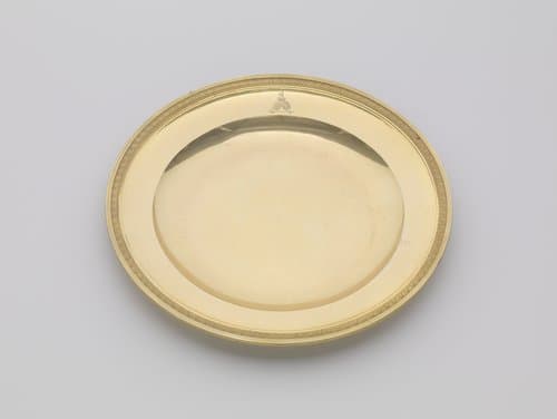 Bord van verguld zilver, met palmetrand. Op het plat het gegraveerde wapen Potemkin. by anonymous