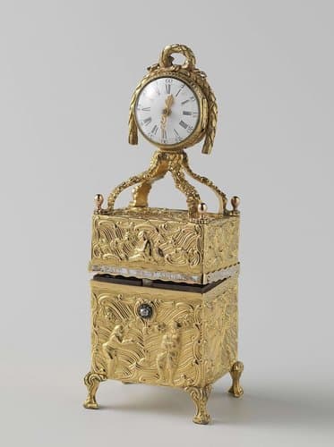 Nécessaire van goud met op het deksel een staand horloge by anonymous