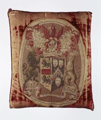 Weefselfragment met het wapen van Masham, bevestigd op een kussen by anonymous