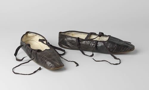 Schoen van zwart leer met linten by anonymous