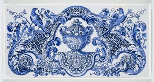 Tegel met in blauw geschilderde decoratie van een vaas op een naar beneden hangend kleed binnen een driepas, omgeven door een cartouche met omkrullende acanthusbladeren en bloemen by De Grieksche A