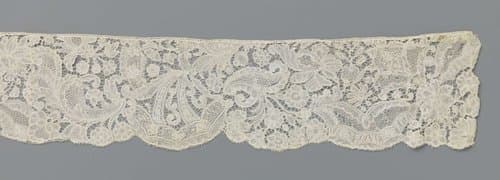 Strook kloskant met twee gehalveerde cartouches met brede gekartelde sierrand by anonymous