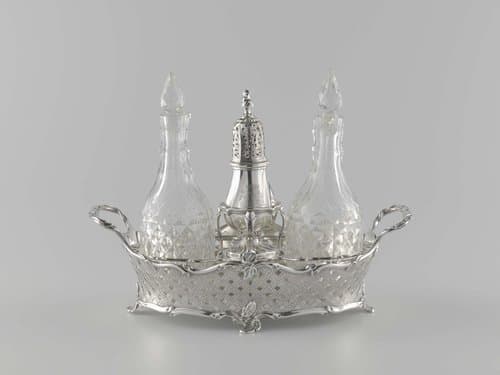 Olie- en azijnstel van zilver met twee kristallen flacons en een zilveren strooibus by Isacq Samuel Busard