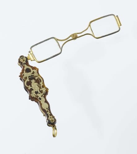 Scharnierlorgnet met montuur van koper in steel van schildpad, ingelegd met rocailles en fluitspelers van verguld zilver by anonymous