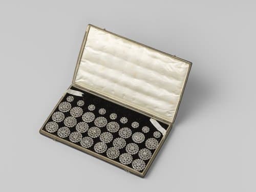 Doos van zwart leer met 24 grote en 9 kleine knopen van stras by anonymous