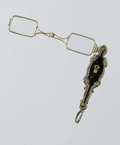 Scharnierlorgnet met montuur van zilver in steel van schildpad omrand met bloemen en rocailles in zilver by anonymous