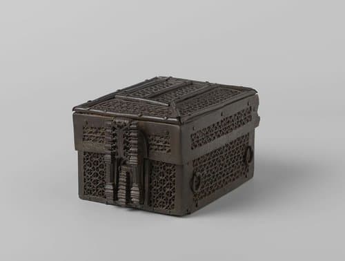 Kist van hout met opengewerkte ijzeren platen by Unknown Artist
